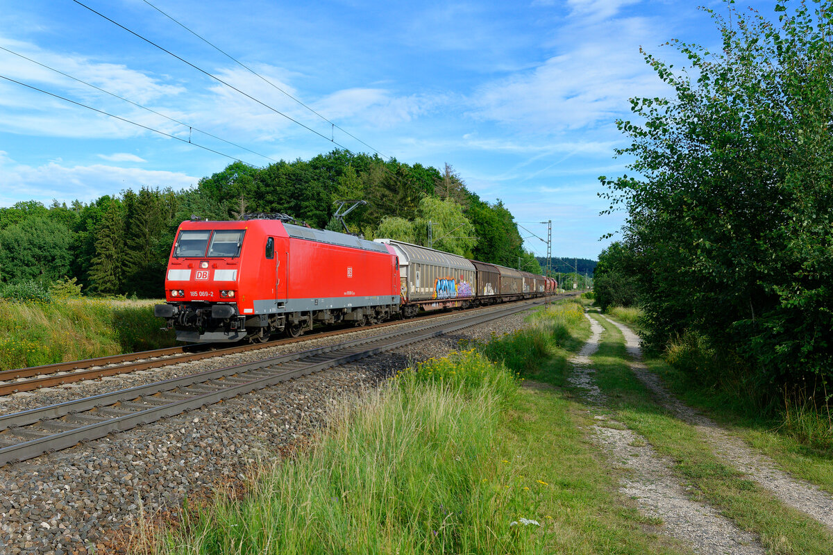 185 069 DB Cargo mit der Plattlinger Übergabe bei Postbauer-Heng Richtung Nürnberg Rbf, 27.07.2020