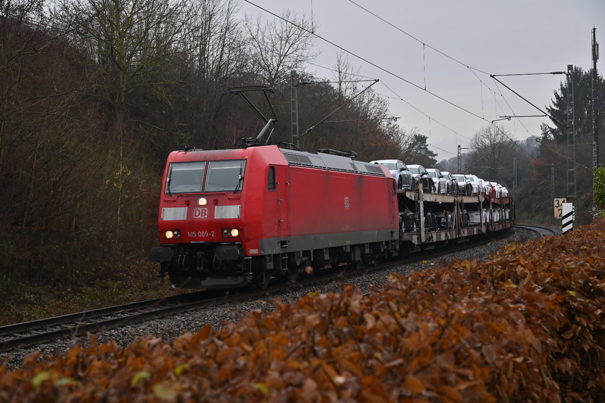 185 069 mit dem Audizug gen Heidelberg durch Neckargerach. 15.12.2020
