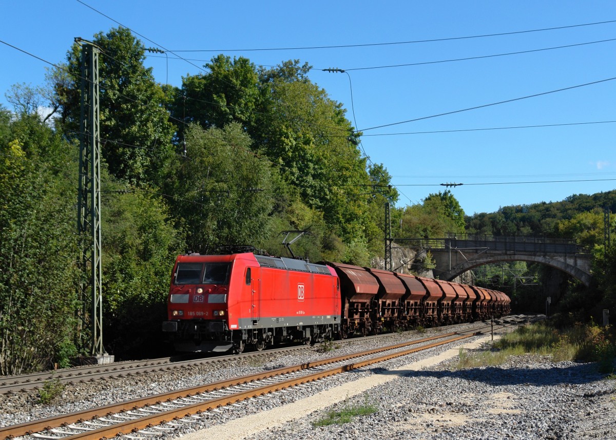 185 069 mit einem Gterzug am 06.09.2011 bei Mhren.