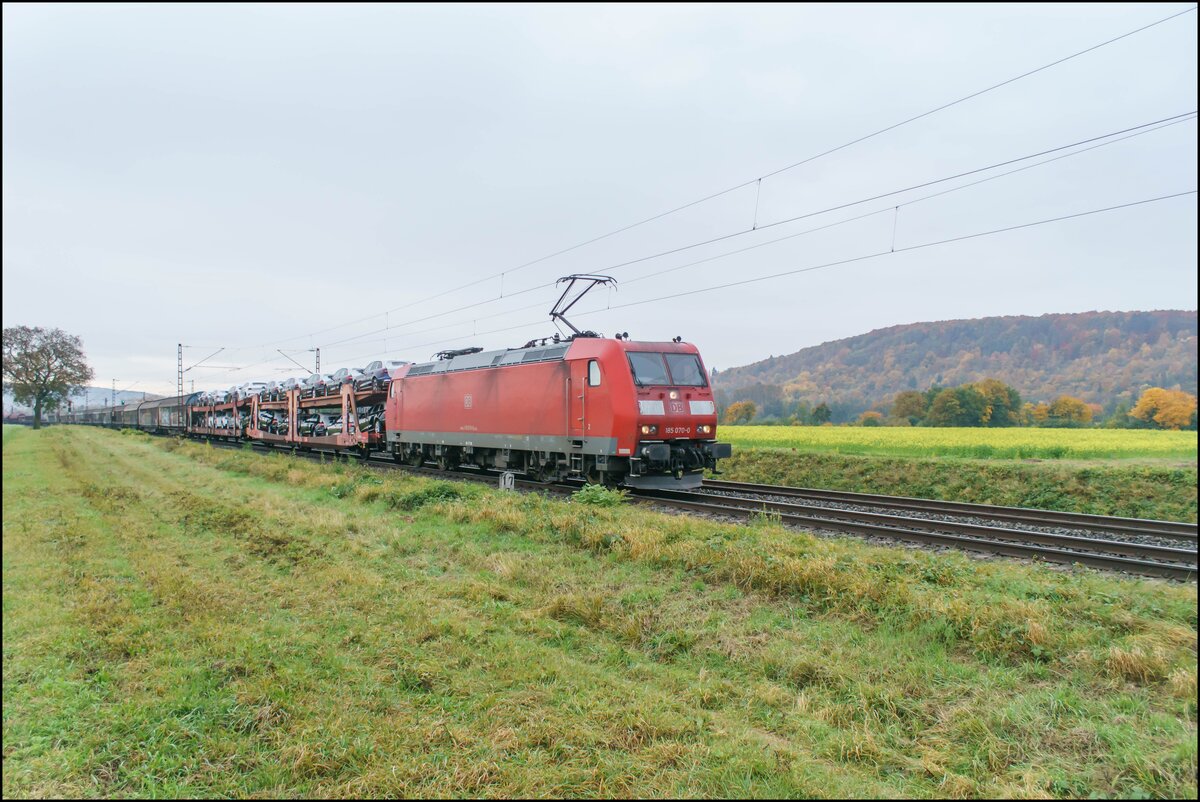 185 070-0 ist mit einen Autozug am 27.10.2021 bei Himmelstadt in Richtung Norden unterwegs.