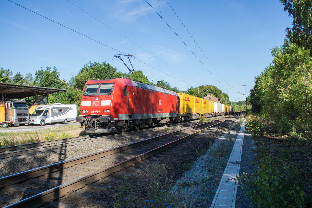 185 072-6 mit einem DHL-Zug in Vollmerz am 03.08.2022