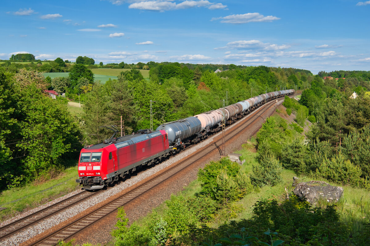 185 072 mit einem Kesselzug bei Laaber Richtung Nürnberg, 21.05.2020