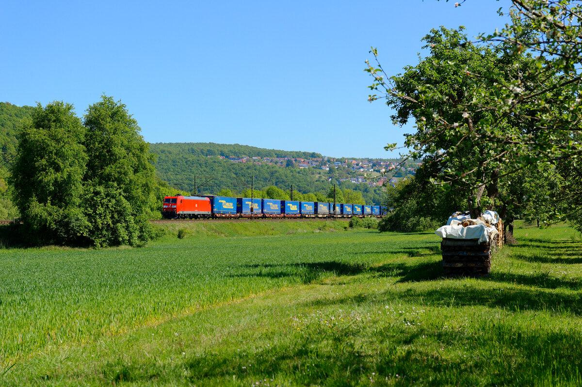 185 073 mit einem LKW-Walter KLV-Zug bei Wernfeld Richtung Würzburg, 07.05.2020