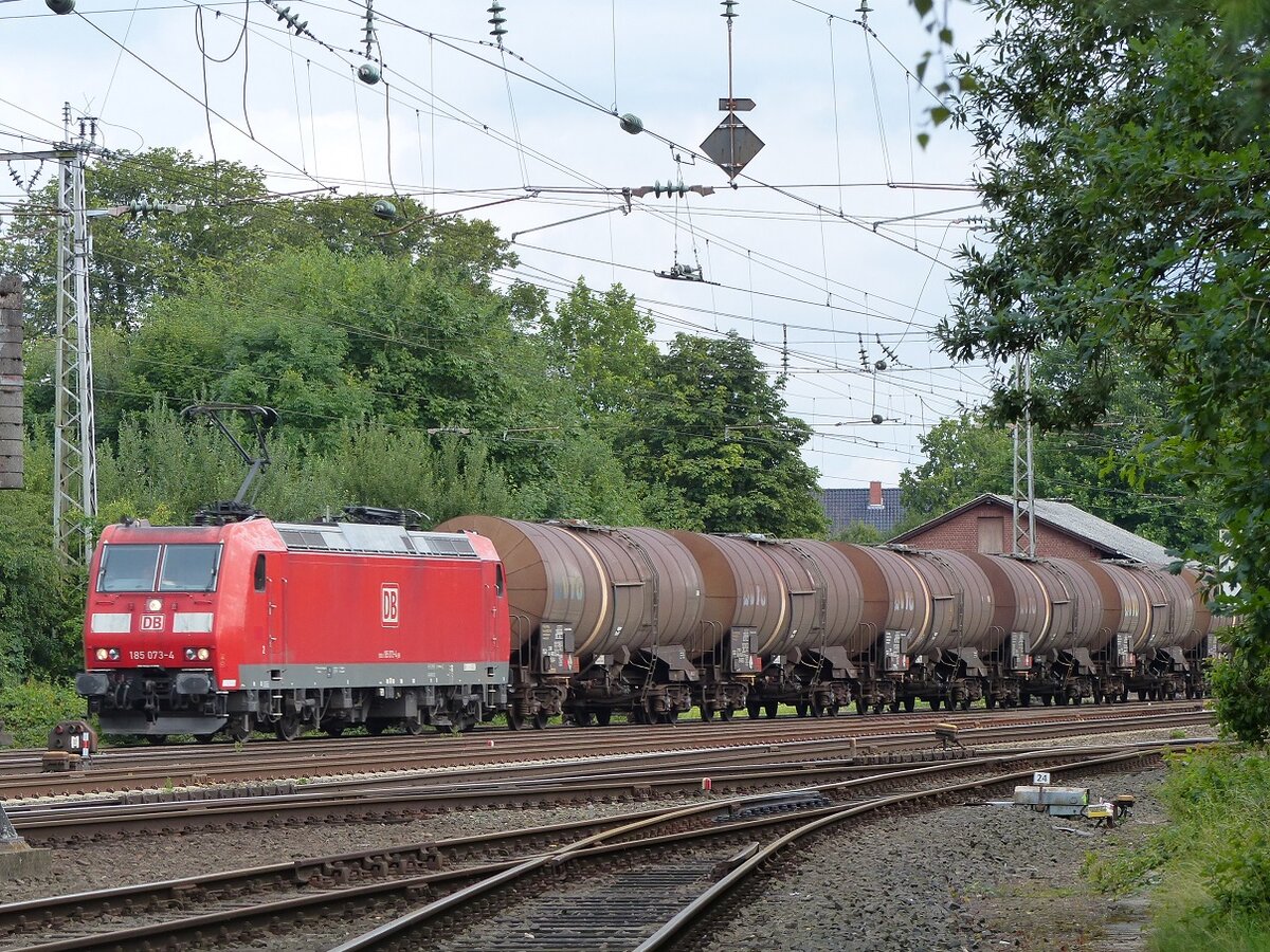 185 073 mit Kesselzug nach Holthausen (Ems) in Salzbergen, 24.07.17 - Aufnahmeort: Weg am Bahndamm!