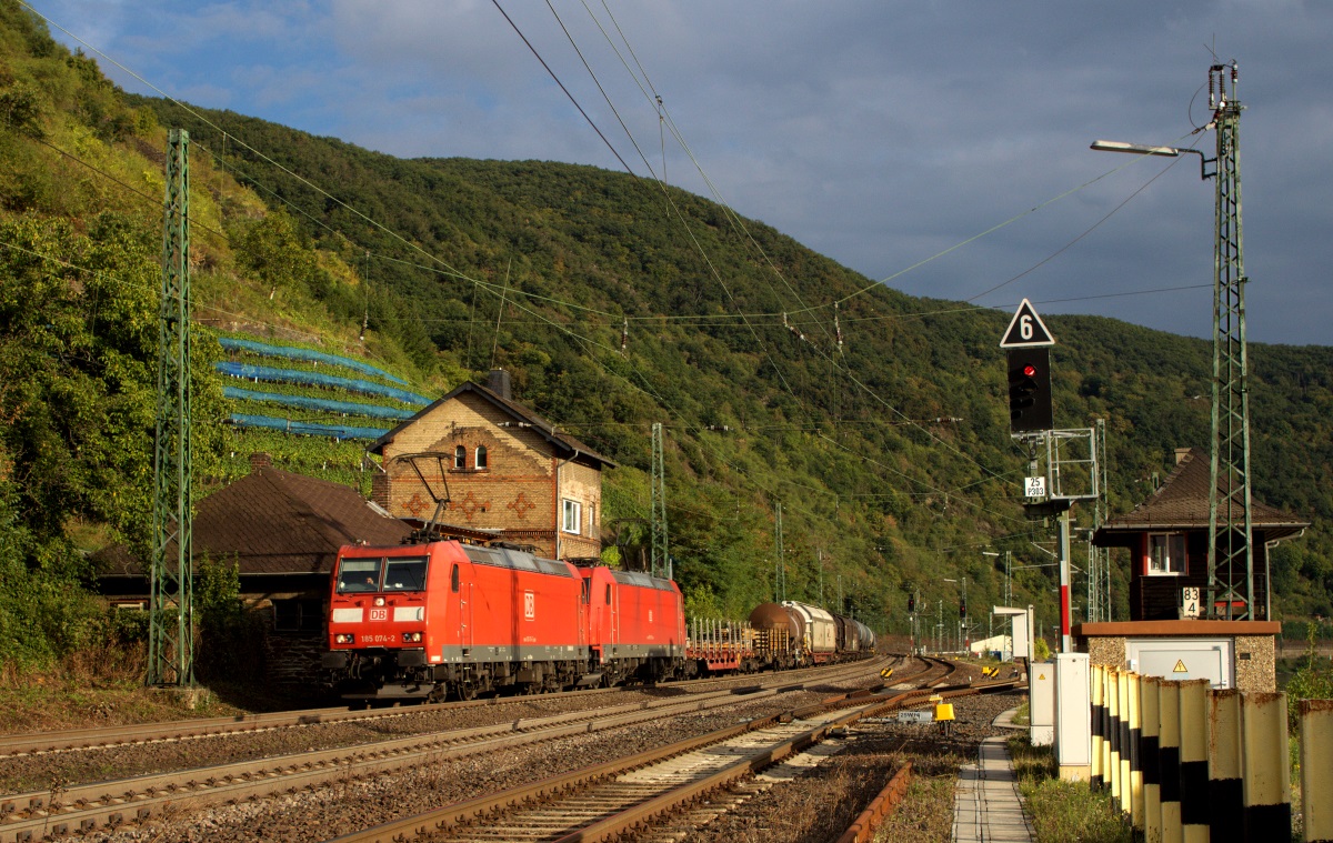 185 074 und 185 219 mit gemischtem Güterzug in Richtung Norden am 13.09.13 in Kaub (Rhein)
