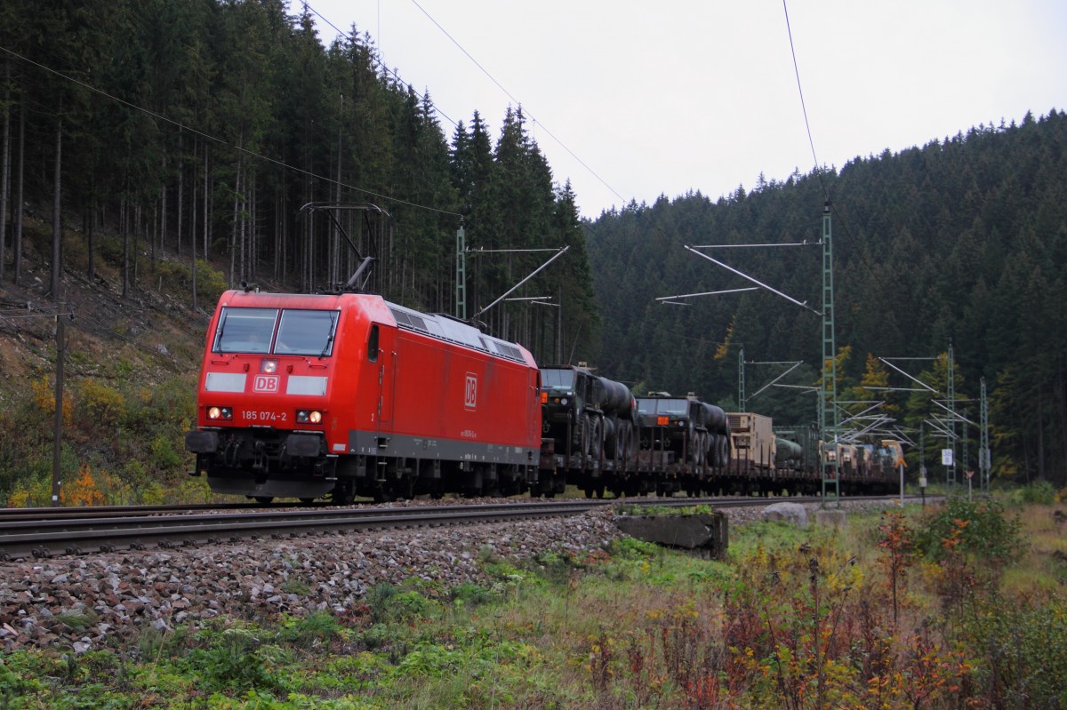 185 074-2 DB Schenker zieht eine amerikanischen Pioniereinheit über die Frankenwaldrampe bei Förtschendorf am 09.10.2015.