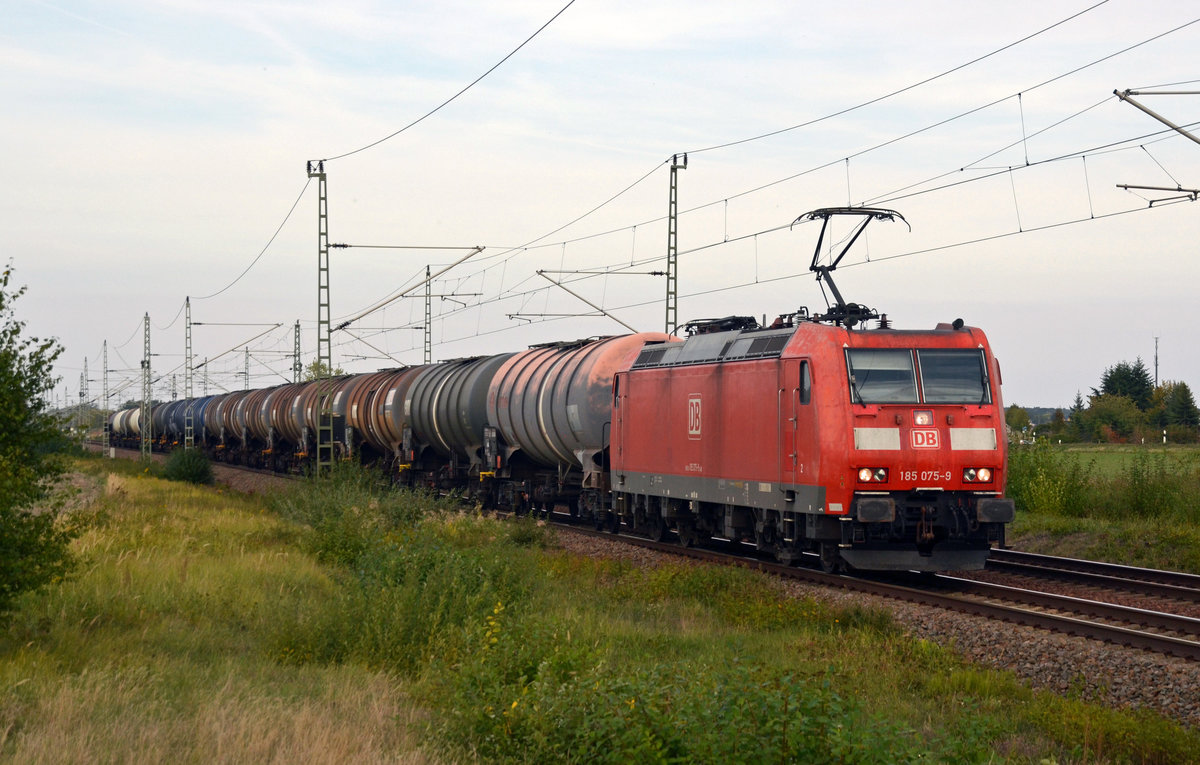 185 075 führte am 23.09.19 einen Kesselwagenzug durch Gräfenhainichen Richtung Bitterfeld.