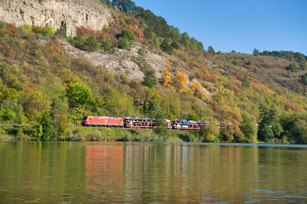 185 075 mit einem Audi-Autotransportzug bei Karlstadt Richtung Gemünden, 12.10.2019