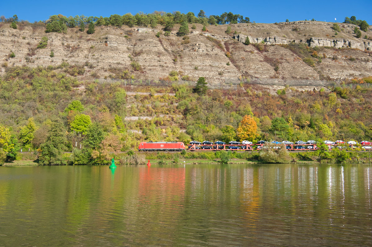 185 075 mit einem Audi-Autotransportzug bei Karlstadt Richtung Gemünden, 12.10.2019