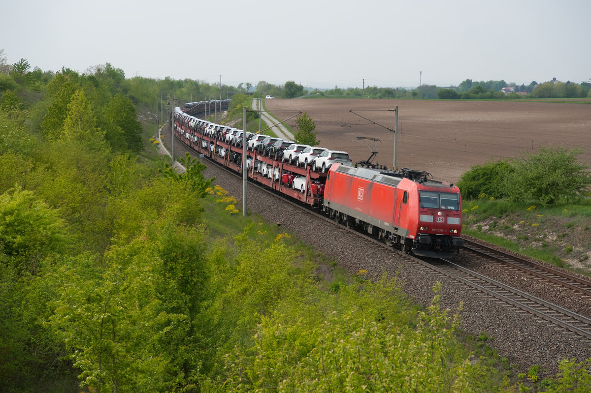 185 075 mit einem Autotransportzug bei Markt Einersheim Richtung Nürnberg, 02.05.2019
