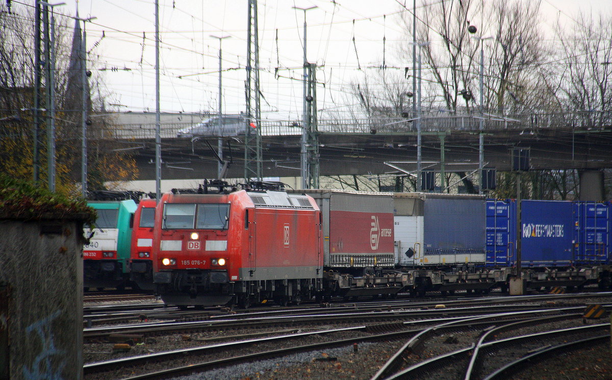 185 076-7 DB  kommt aus Richtung Köln,Aachen-Hbf,Aachen-Schanz mit einem Containerzug aus Gallarate(I) nach Zeebrugge-Voorhaven-West(B) und fährt in Aachen-West ein. 
Aufgenommen vom Bahnsteig in Aachen-West.
Am Kalten Nachmittag vom 16.12.2017.