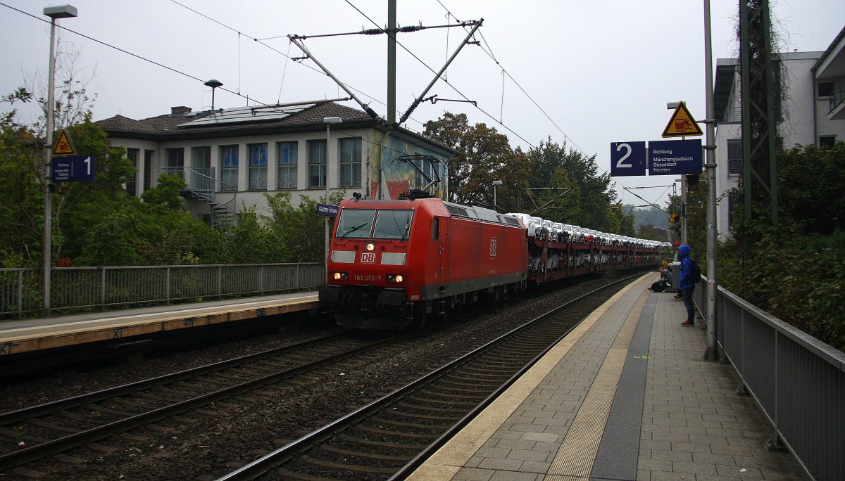 185 076-7 DB kommt durch Aachen-Schanz mit einem langen  Audi-Autozug aus Antwerpen(B) nach Köln und kommt aus Richtung Aachen-West und fährt in Richtung Aachen-Hbf,Köln bei Regenwetter am Nachmittag vom 24.9.2014.