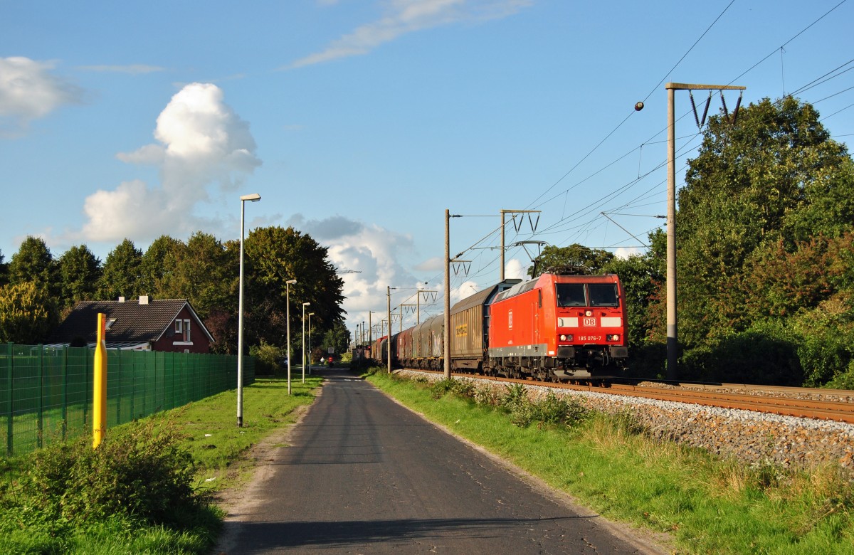 185 076-7 fuhr am 25.09.2015 mit einem Teilezug von Emden nach Osnabrück, hier in Leer.