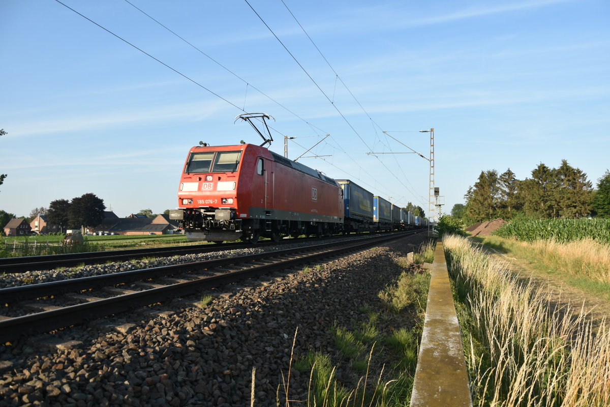 185 076-7 mit einem Klv bei Gubberath Fürth Hecke gerade vor fünf Minuten gen Rheydt fahrend. 26.6.2018