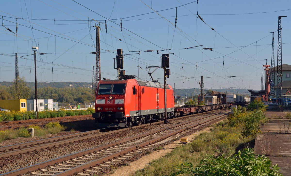 185 076 passiert mit einem KLV-Zug am 12.10.15 Naumburg Richtung Apolda.