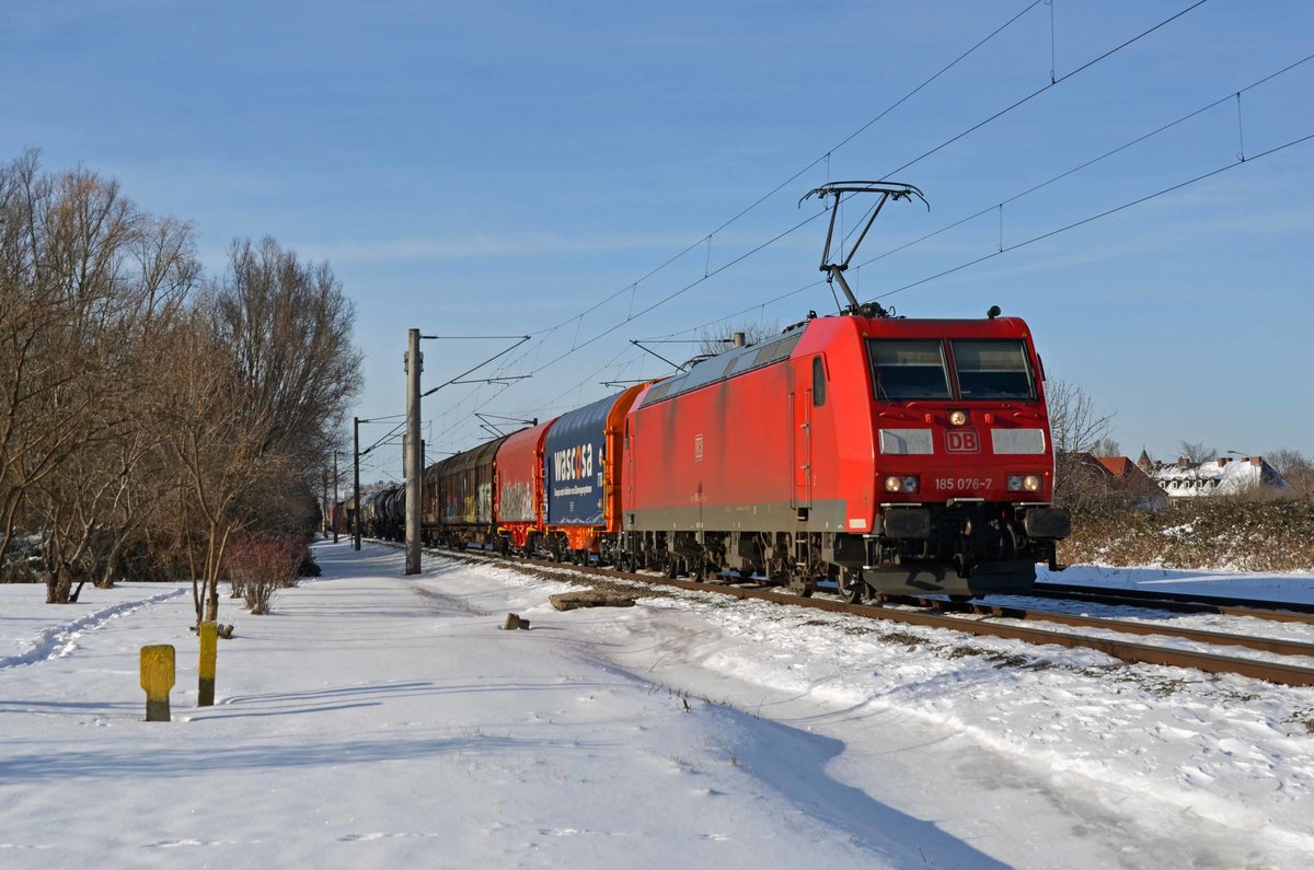 185 076 schleppte am 14.02.21 einen gemischten Güterzug zum Rbf Halle(S). Hier passiert der Zug Greppin Richtung Bitterfeld.