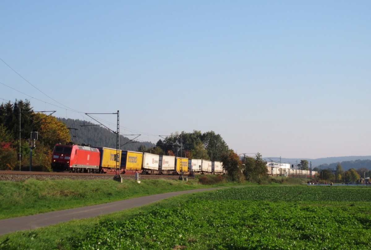 185 077-5 zieht am 11.Oktober 2015 den DB-Schenker-KLV durch Gundelsdorf in Richtung Saalfeld.