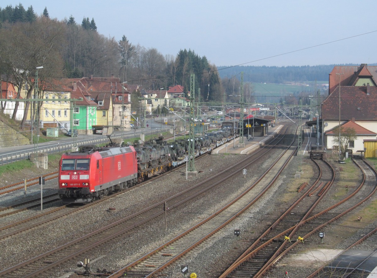 185 077-5 zieht am 28. März 2014 einen Militärzug durch Kronach in Richtung Lichtenfels.