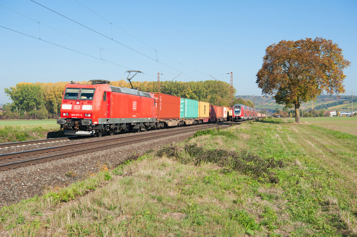 185 077 mit dem KT 50764 von Hamburg Alte Süderelbe nach Nürnberg Rbf bei Retzbach-Zellingen, 13.10.2018