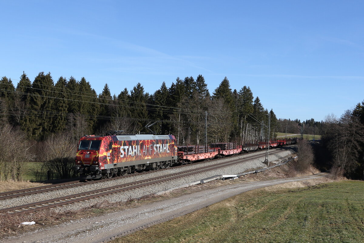 185 077  Stahl auf Stahl  mit einem Stahlzug aus Freilassing kommend am 10. Februar 2022 bei Grabenstätt im Chiemgau.