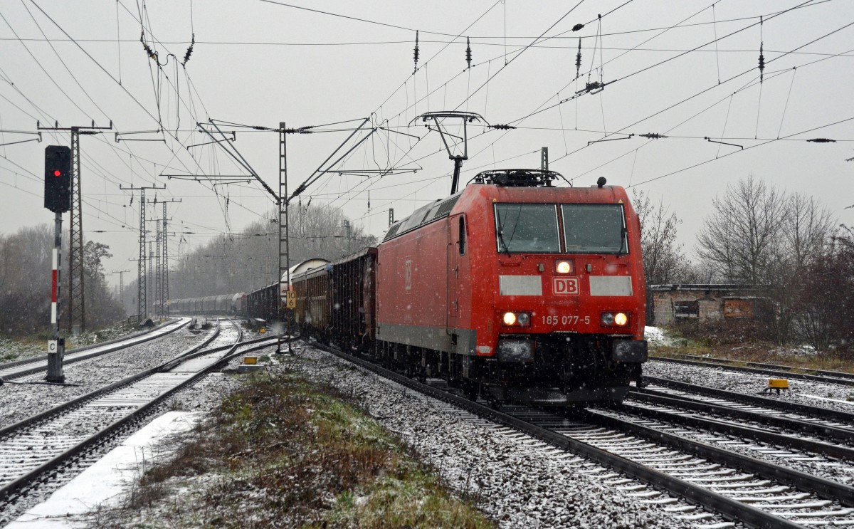185 077 zog am 28.11.15 einen gemischten Güterzug durch Leipzig-Thekla Richtung Schönefeld.