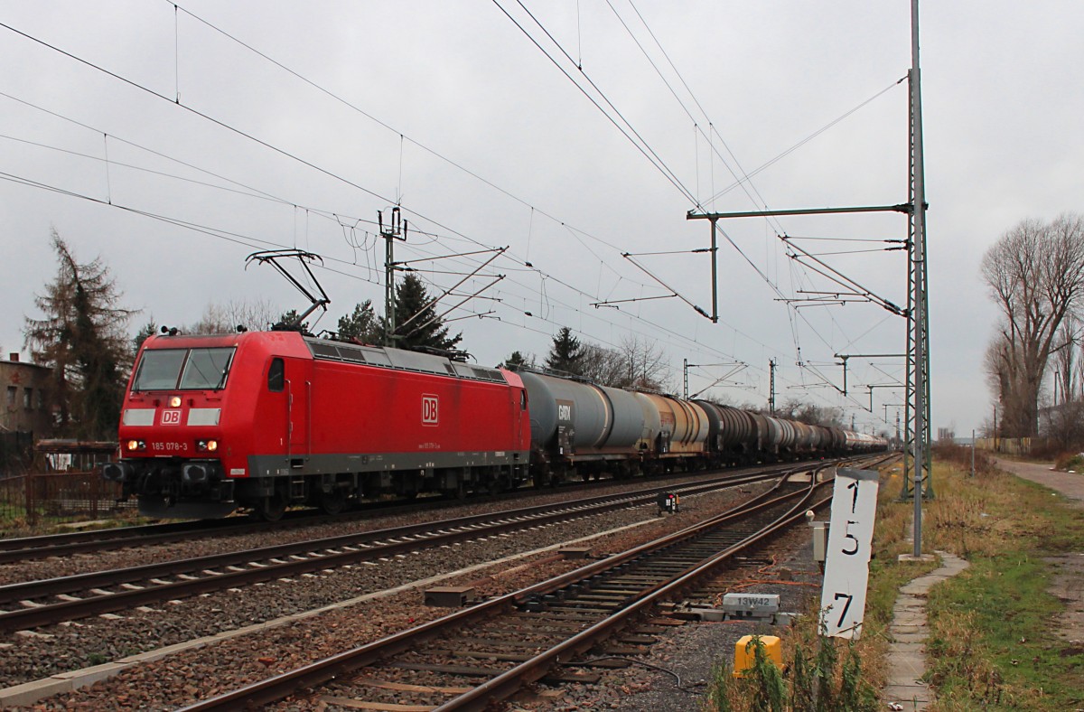 185 078-3 fährt am 03.01.2015 mit ihrem Kesselzug gerade durch die Ortslage von Markranstädt in Richtung Leipzig.