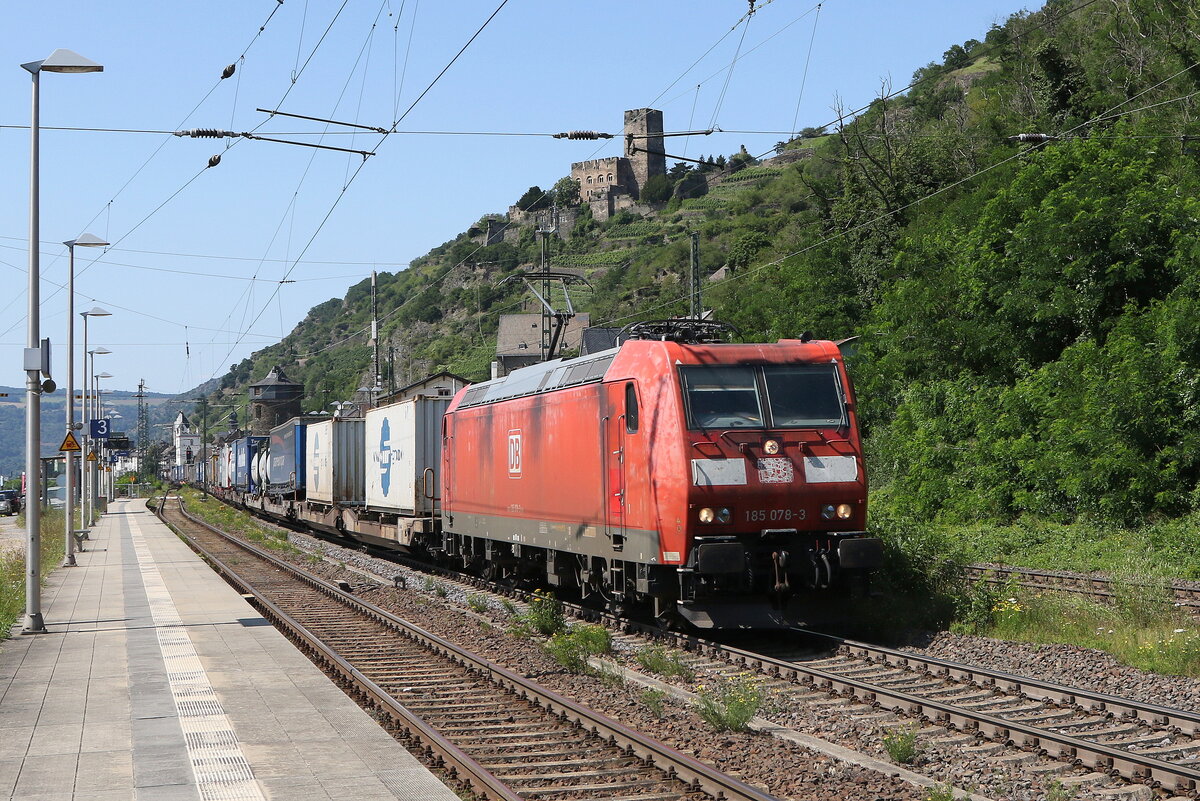 185 078 mit einem  KLV  am 21. Juli 2021 bei der Durchfahrt von Kaub am Rhein.