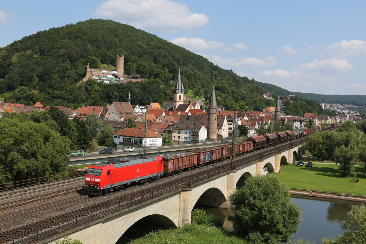 185 079 mit einem gemischten Güterzug am 23. Juli 2021 bei Gemünden am Main.