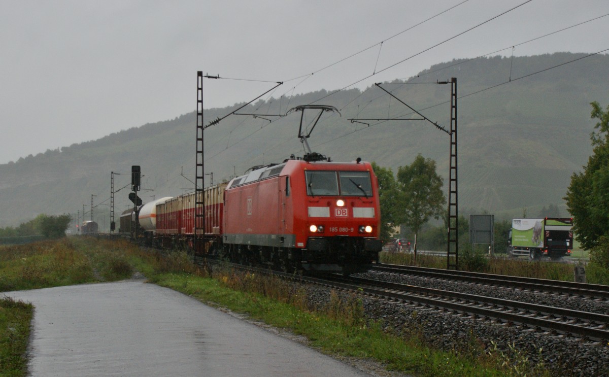 185 080-9 mit einen gemischten Gterzug Richtung Wrzburg.