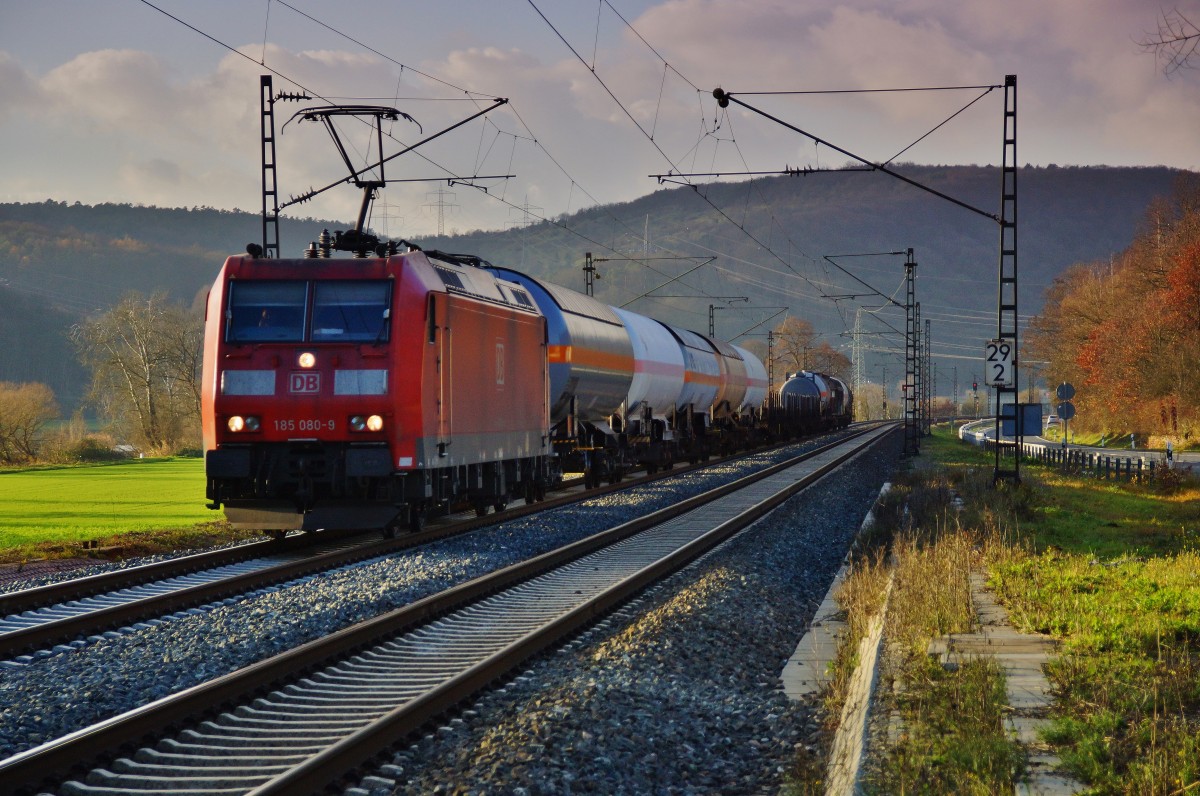 185 080-9 ist mit einen kurzen gemischten Güterzug bei Gambach am 09.12.15 in Richtung Würzburg zu sehen.