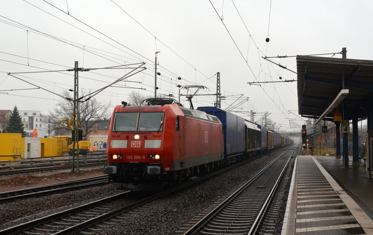 185 080 passiert mit dem Autologistikzug aus Zwickau auf der Fahrt nach Braunschweig den Bahnhof Delitzsch.