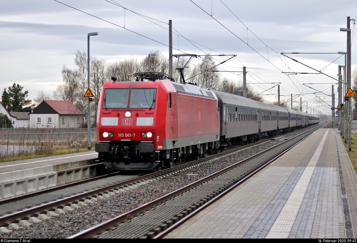 185 081-7 DB als DPE 1895 (Eishockeysonderzug der Schienenverkehrsgesellschaft mbH (SVG)) von Mannheim Hbf nach Berlin Ostbahnhof, mit einer stattlichen Länge von 14 Wagen bzw. 386 m, durchfährt den Hp Hohenthurm auf der Bahnstrecke Berlin–Halle (KBS 250).
[16.2.2020 | 9:47 Uhr]