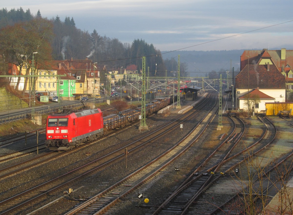 185 081-7 zieht am 11. Januar 2014 einen Stahlzug durch Kronach in Richtung Lichtenfels.