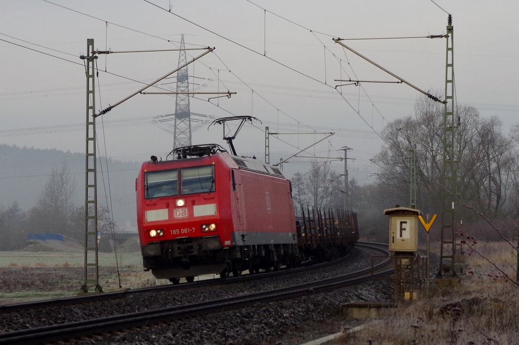 185 081 DB Schenker mit Stahlzug am 11.01.2014 in Gundelsdorf Richtung Kronach. 