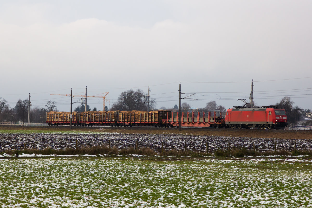 185 082-4 mit einem kurzen Güterzug zwischen Hard und Lauterach. 11.12.20