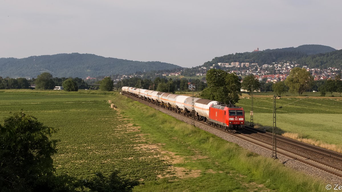 185 082-5 mit einem Druckgas-Kesselwagen-Ganzzug auf der Main-Neckarbahn in Richtung Süden, Juni 2016.