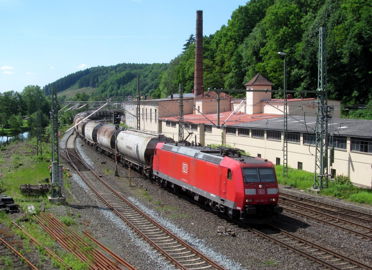 185 082-5 zieht am 21. Mai 2014 einen Transcereales Getreidezug durch Kronach in Richtung Saalfeld.