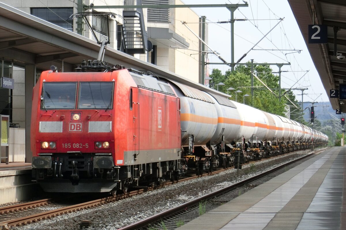 185 082 mit Kesselwagen in Siegburg. 