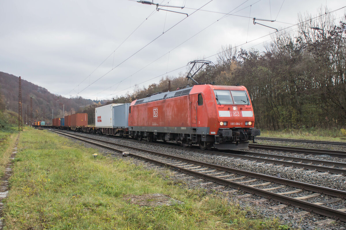 185 084-1 ist am 22.11.2023 mit einem Containerzug in Elm Richtung Fulda unterwegs.