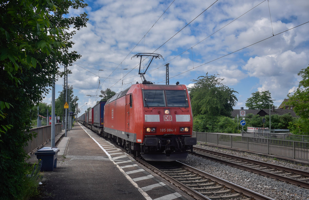 185 084 ist am 02.06.2018 als KT 40006, Gallarate - Taulov unterwegs, hier in Buggingen.