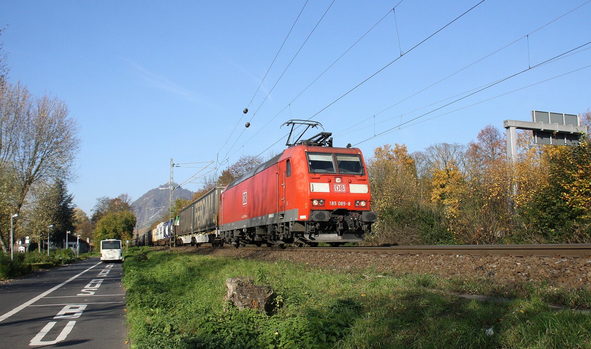 185 085-8 DB  kommt aus Richtung Köln mit einem langen Containerzug aus Köln-Eifeltor nach Italien und fährt in Richtung Koblenz auf der Rechte Rheinstrecke KBS 465 bei Bad-Honnef(am Rhein).
Bei schönem Herbstwetter am Mittag vom 1.11.2015.
