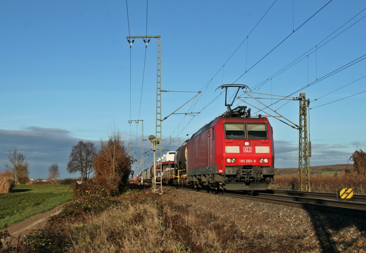 185 085-8 mit dem 44633 von Mannheim Rbf nach Basel Rbf/Muttenz am Nachmittag des 07.12.13 nrdlich des Bahnhofs Mllheim (Baden).