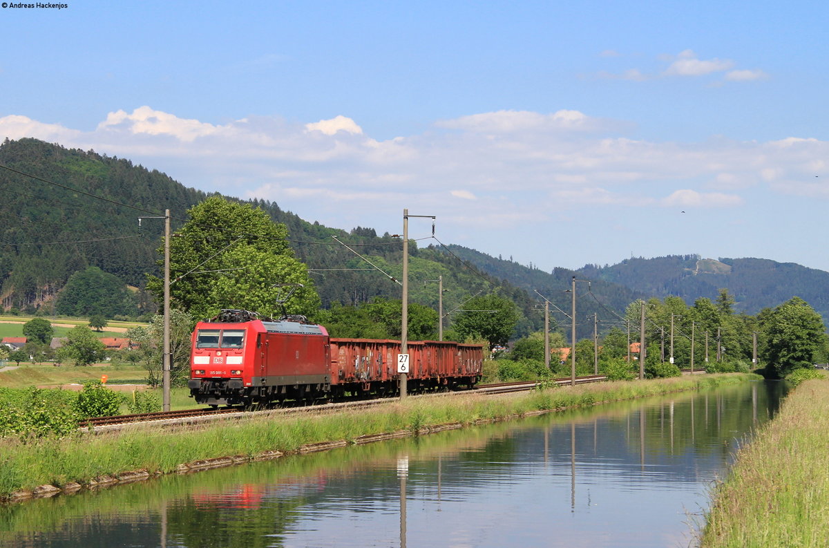 185 086-6 mit dem EZ 52054 (Villingen(Schwarzw)-Offenburg Gbf) bei Haslach 18.5.20