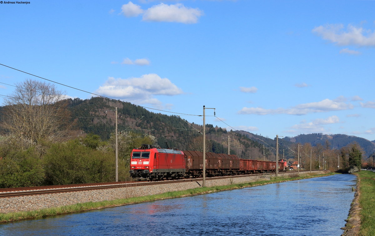 185 087-4 mit dem EZ 52054 (Villingen(Schwarzw)-Offenburg Gbf) bei Haslach 30.3.20