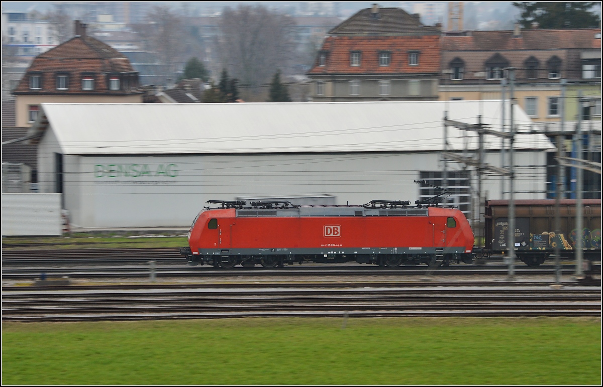185 087-4 in Rheinfelden. Noch muss man nicht Rheinfelden AG schreiben, denn 700 Meter weiter nördlich herrscht noch archaischer Dieselbetrieb bei der DB... März 2016.