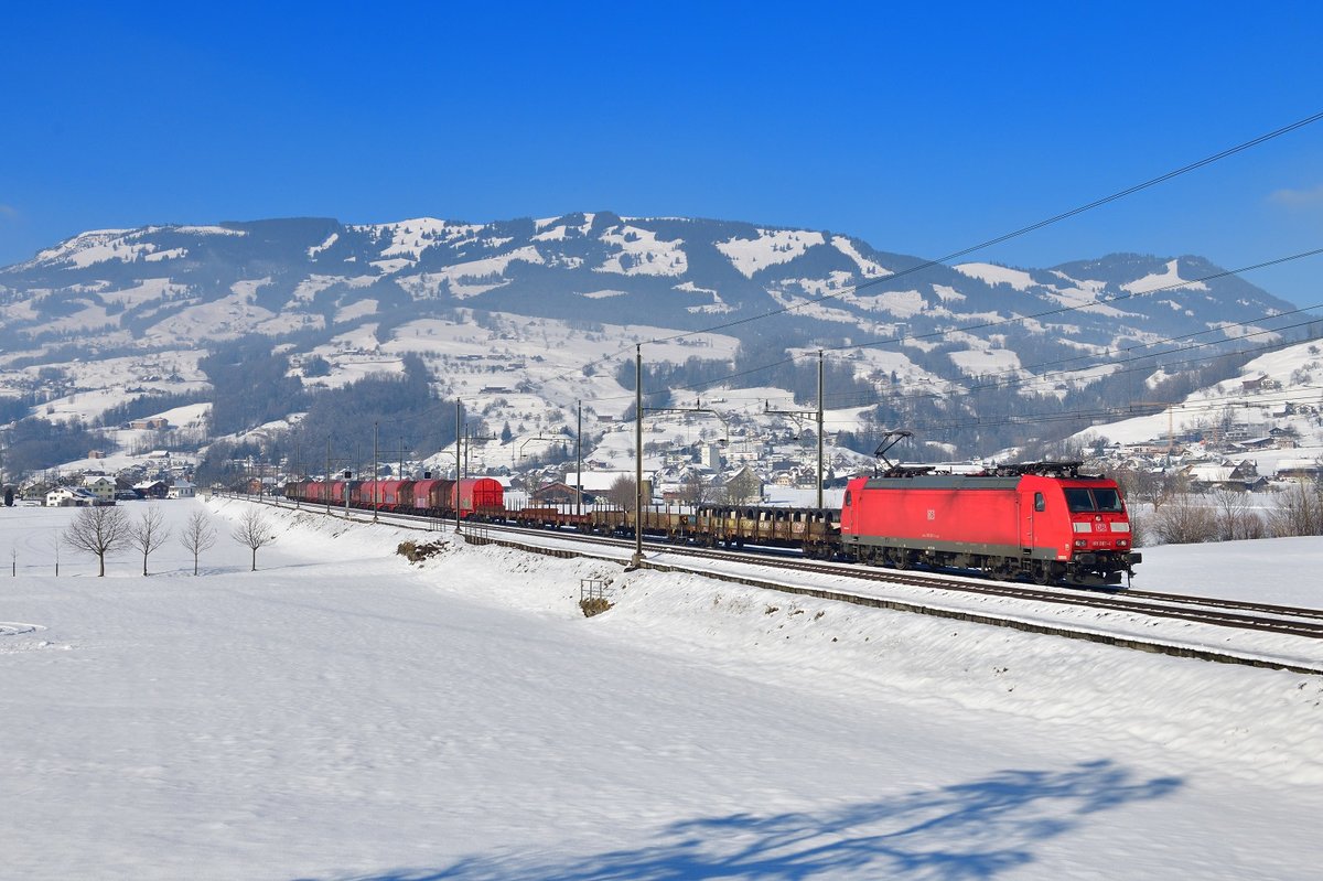 185 087 mit einem Güterzug am 05.02.2019 bei Steinen.