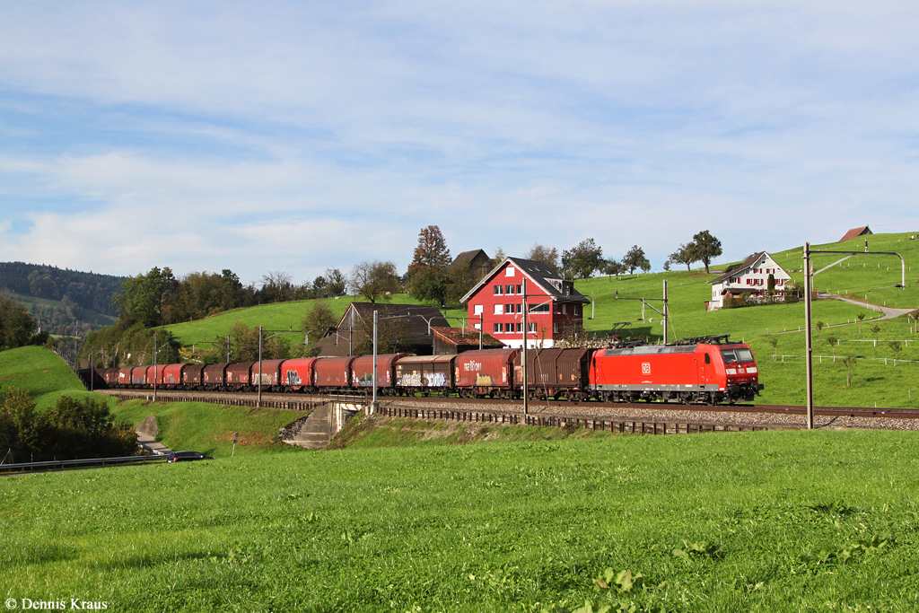 185 087 mit Güterzug am 14.10.2014 bei Immensee.