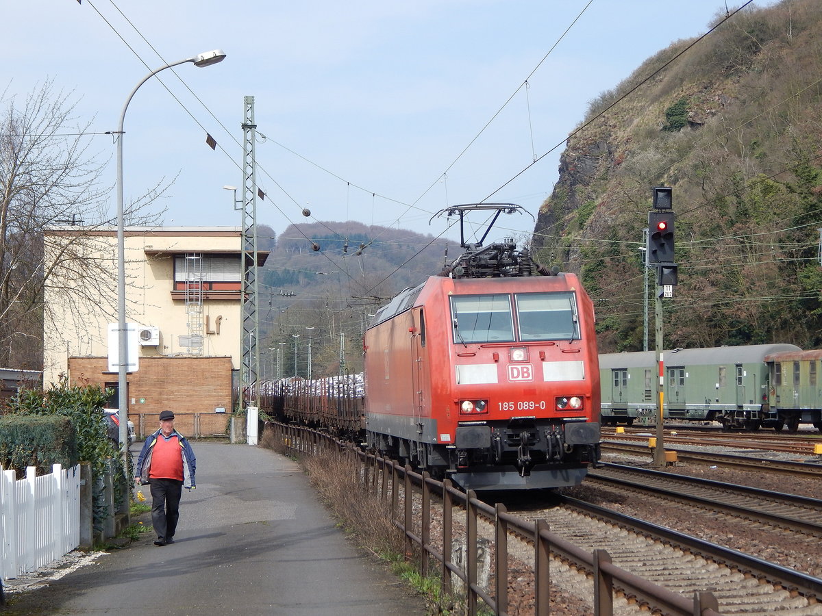 185 089-0 kam mit einem Stahlzug durch Linz am Rhein Richtung Koblenz gefahren.

Linz am Rhein 02.04.2016