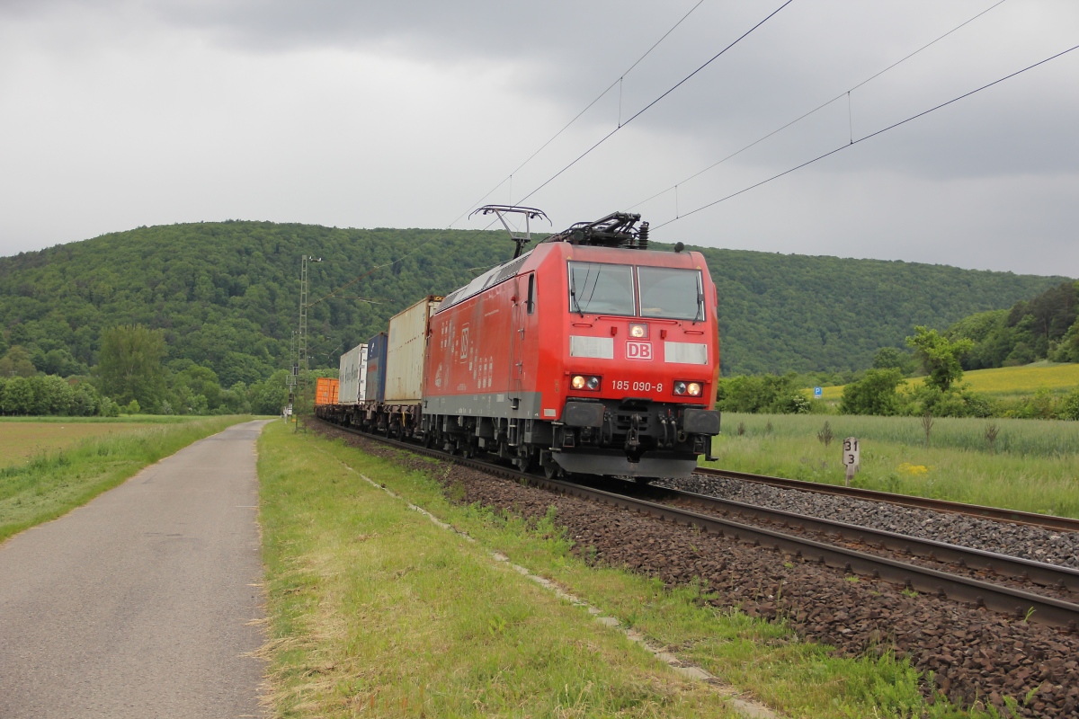 185 090-8 mit Containerzug in Fahrtrichtung Sden. Aufgenommen bei Harrbach am 23.05.2013.