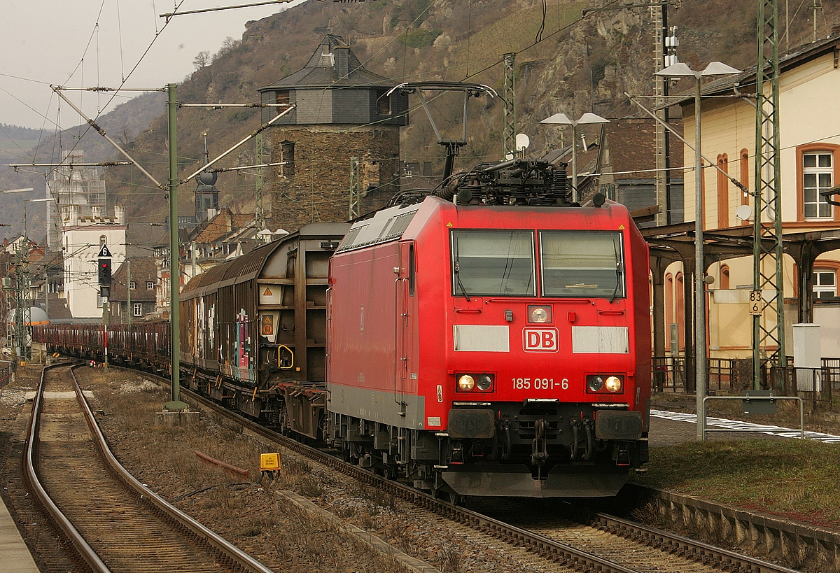 185 091 durchfährt den Bahnhof in Kaub am 12.03.2022